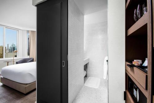 Habitación doble deluxe con cama doble y vistas a la ciudad del hotel The Luxury Collection Hotel Manhattan Midtown. Foto 1