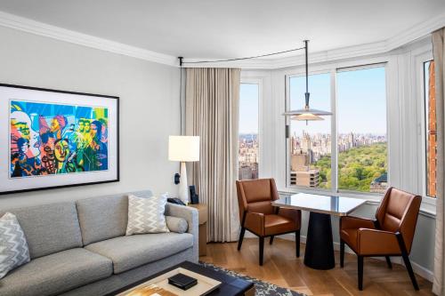 Suite de 1 dormitorio con cama extragrande y vistas al parque del hotel The Luxury Collection Hotel Manhattan Midtown. Foto 3