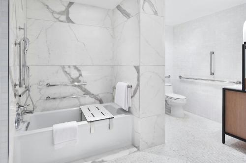 Suite de 1 dormitorio con bañera - Adaptada para personas de movilidad/capacidad auditiva reducidas - Cama extragrande del hotel The Luxury Collection Hotel Manhattan Midtown. Foto 10