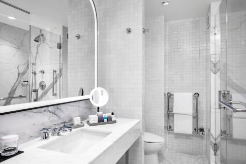 Suite de 1 dormitorio - 1 cama extragrande del hotel The Luxury Collection Hotel Manhattan Midtown. Foto 2