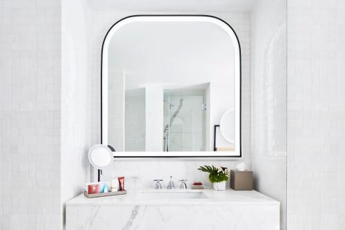 Suite de 1 dormitorio con cama plegable y ducha accesible en silla de ruedas - Adaptada para personas de movilidad reducida/con discapacidad auditiva del hotel The Luxury Collection Hotel Manhattan Midtown. Foto 1