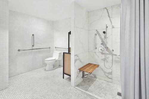 Suite de 1 dormitorio con cama plegable y ducha accesible en silla de ruedas - Adaptada para personas de movilidad reducida/con discapacidad auditiva del hotel The Luxury Collection Hotel Manhattan Midtown. Foto 9