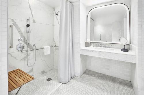 Suite de 1 dormitorio con bañera - Adaptada para personas de movilidad reducida/problemas de audición - 2 camas grandes del hotel The Luxury Collection Hotel Manhattan Midtown. Foto 5