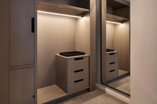 Suite de 1 dormitorio con cama extragrande - Adaptada para personas con movilidad reducida o con discapacidad auditiva del hotel The Luxury Collection Hotel Manhattan Midtown. Foto 5