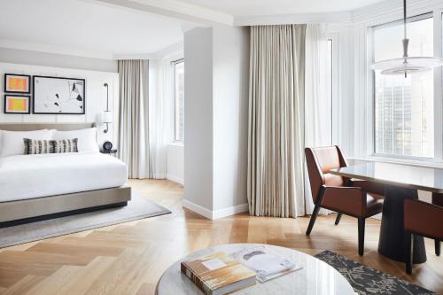 Suite Junior con cama grande y vistas a la ciudad del hotel The Luxury Collection Hotel Manhattan Midtown. Foto 3