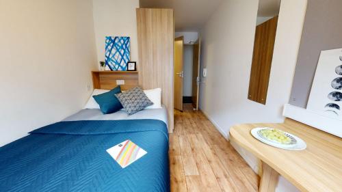 Habitación Individual con baño privado del hotel Raffles House Apartments - IQ Sterling Court. Foto 1