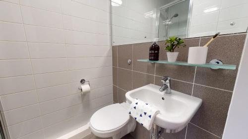 Habitación Individual con baño privado del hotel Raffles House Apartments - IQ Sterling Court. Foto 3