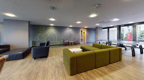 Habitación Individual con baño privado del hotel Raffles House Apartments - IQ Sterling Court. Foto 4