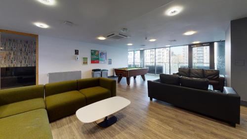 Habitación Individual con baño privado del hotel Raffles House Apartments - IQ Sterling Court. Foto 6