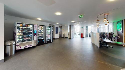 Habitación Individual con baño privado del hotel Raffles House Apartments - IQ Sterling Court. Foto 7