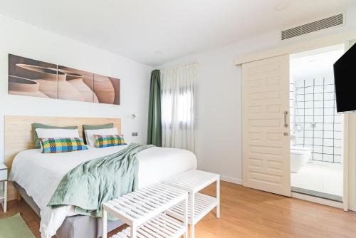 Habitación doble Vista Piscina Balcón o Terraza 1 Cama king Vista ciudad del hotel Home2Book Casa Boissier, Free Breakfast. Foto 1