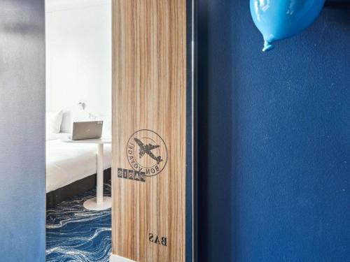 Habitación Doble Estándar - 2 camas del hotel ibis Styles Paris Orly Airport. Foto 3