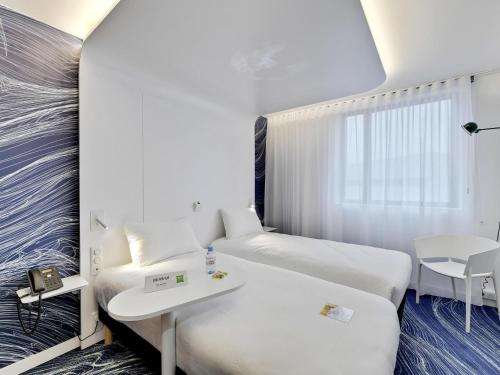 Habitación Doble Estándar - 2 camas del hotel ibis Styles Paris Orly Airport. Foto 2
