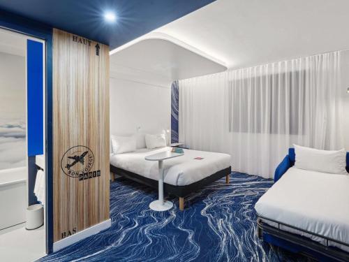 Standard room with One Double and One Single Beds del hotel ibis Styles Paris Orly Airport