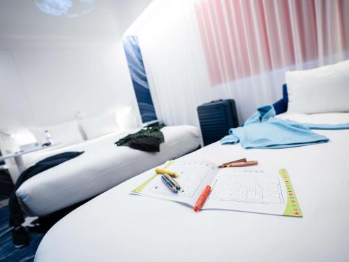 Standard room with One Double and One Single Beds del hotel ibis Styles Paris Orly Airport. Foto 2