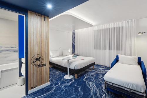 Standard room with One Double and One Single Beds del hotel ibis Styles Paris Orly Airport. Foto 5