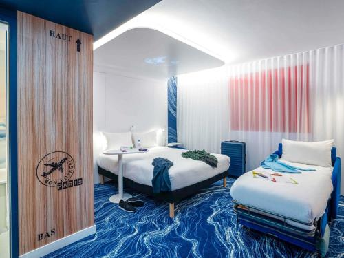 Standard room with One Double and One Single Beds del hotel ibis Styles Paris Orly Airport. Foto 6