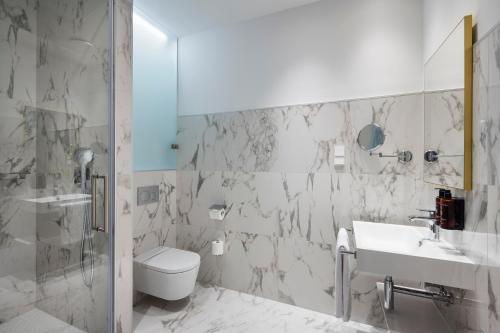 Suite con cama grande del hotel Aurea Ana Palace By Eurostars Company. Foto 3