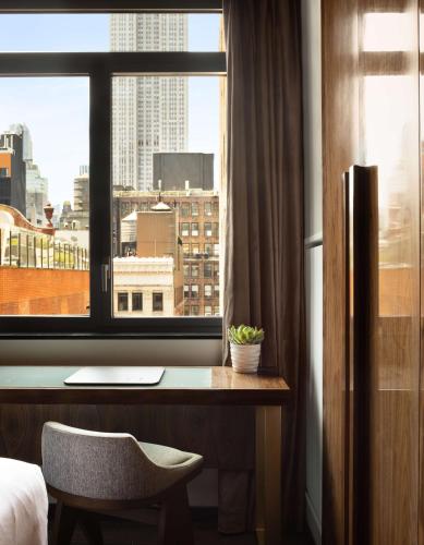 Habitación con vistas al Empire - 1 cama extragrande del hotel Grayson - The Unbound Collection by Hyatt