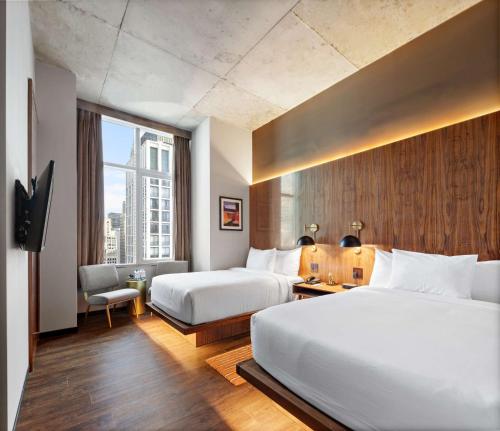 Habitación Doble con vistas a la ciudad - 2 camas dobles del hotel Grayson - The Unbound Collection by Hyatt. Foto 2