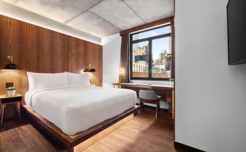 Habitación con cama extragrande y vistas a la ciudad del hotel Grayson - The Unbound Collection by Hyatt. Foto 1