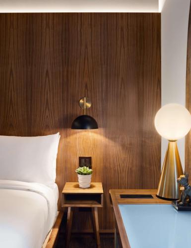 Habitación con cama extragrande. del hotel Grayson - The Unbound Collection by Hyatt. Foto 2