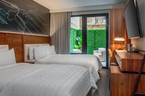 Estudio con cama extragrande y sofá cama del hotel Le Méridien New York, Fifth Avenue