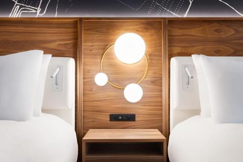 Estudio con cama extragrande y sofá cama del hotel Le Méridien New York, Fifth Avenue. Foto 1