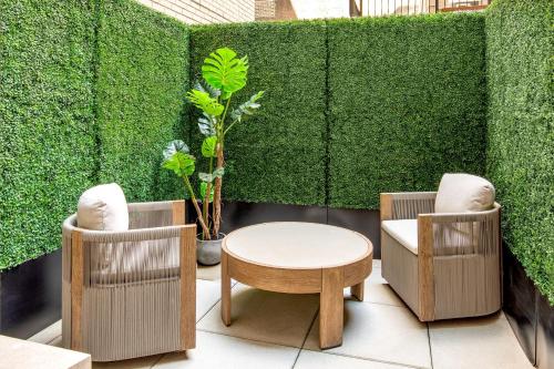 Estudio con cama extragrande y sofá cama del hotel Le Méridien New York, Fifth Avenue. Foto 4