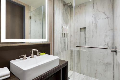 Estudio con cama extragrande y sofá cama del hotel Le Méridien New York, Fifth Avenue. Foto 6