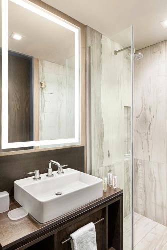 Habitación Doble Clásica con 2 camas dobles del hotel Le Méridien New York, Fifth Avenue. Foto 3