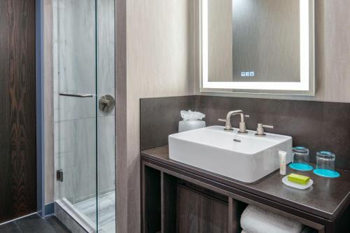 Habitación Doble con vistas al río del hotel Le Méridien New York, Fifth Avenue. Foto 3