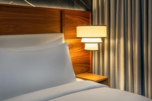 Suite de 1 dormitorio con cama grande y sofá cama del hotel Le Méridien New York, Fifth Avenue