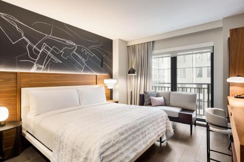Suite de 1 dormitorio con cama grande y sofá cama del hotel Le Méridien New York, Fifth Avenue. Foto 1