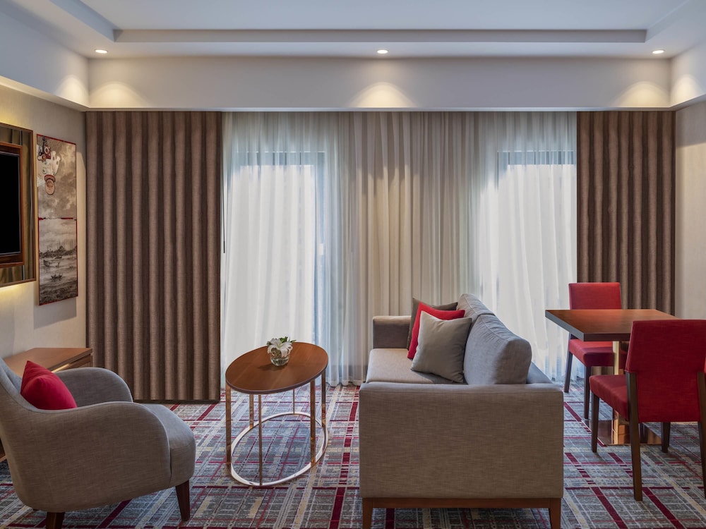 Suite de esquina del hotel Mövenpick Istanbul Asia Airport. Foto 1