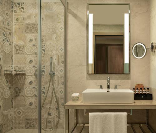 Habitación Clásica King Conectada del hotel Mövenpick Istanbul Asia Airport. Foto 6