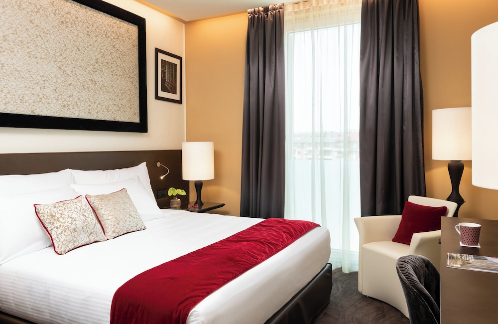 Habitación Deluxe del hotel Leonardo Royal Venice Mestre. Foto 1