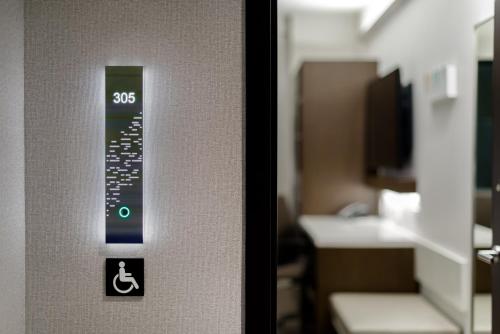 Estudio Urban con bañera adaptada para personas con discapacidad - Cama extragrande del hotel Luma Times Square. Foto 1