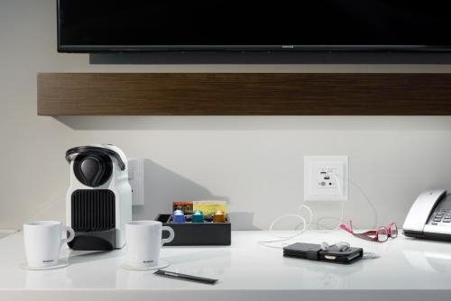 Estudio Urban con bañera adaptada para personas con discapacidad - Cama extragrande del hotel Luma Times Square. Foto 4