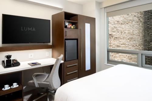 Estudio Urban con bañera adaptada para personas con discapacidad - Cama extragrande del hotel Luma Times Square. Foto 5