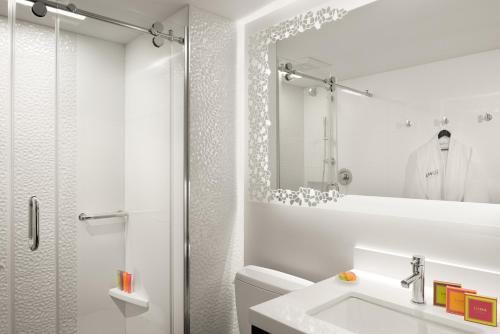 Estudio Metro con sofá cama - Cama extragrande del hotel Luma Times Square. Foto 5