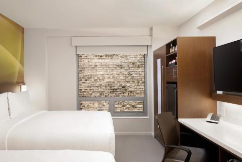 Habitación URBAN adaptada para personas con discapacidad auditiva / visual - 2 camas grandes del hotel Luma Times Square. Foto 3