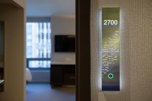 Suite LUMA con sofá cama - Cama extragrande del hotel Luma Times Square. Foto 3