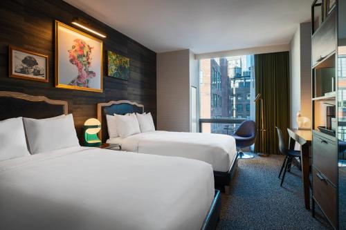 Habitación Doble con bañera adaptada para personas de movilidad reducida - 2 camas dobles del hotel Renaissance New York Chelsea. Foto 1