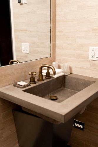 Habitación King adaptada para movilidad reducida con bañera del hotel Renaissance New York Chelsea