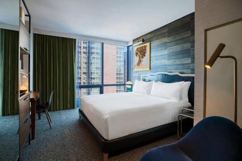Habitación con cama extragrande y vistas a la ciudad - adaptada para personas con discapacidad auditiva del hotel Renaissance New York Chelsea. Foto 1