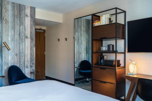 Habitación con cama extragrande y vistas a la ciudad - adaptada para personas con discapacidad auditiva del hotel Renaissance New York Chelsea. Foto 2