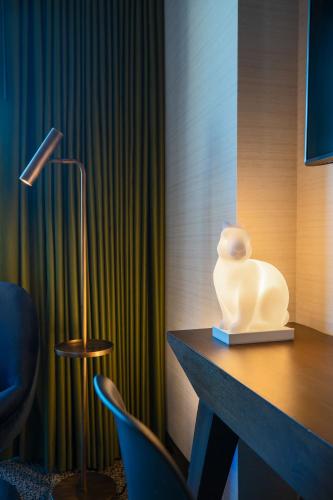 Habitación con cama extragrande y vistas a la ciudad - adaptada para personas con discapacidad auditiva del hotel Renaissance New York Chelsea. Foto 3