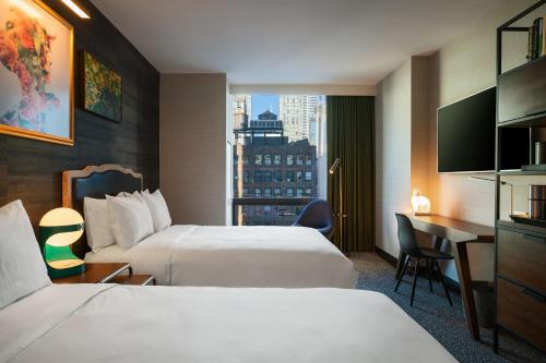 Habitación con 2 camas dobles del hotel Renaissance New York Chelsea