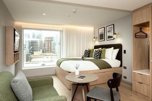 Habitación Triple con vistas a la ciudad del hotel Wilde Aparthotels by Staycity, Aldgate Tower Bridge. Foto 2